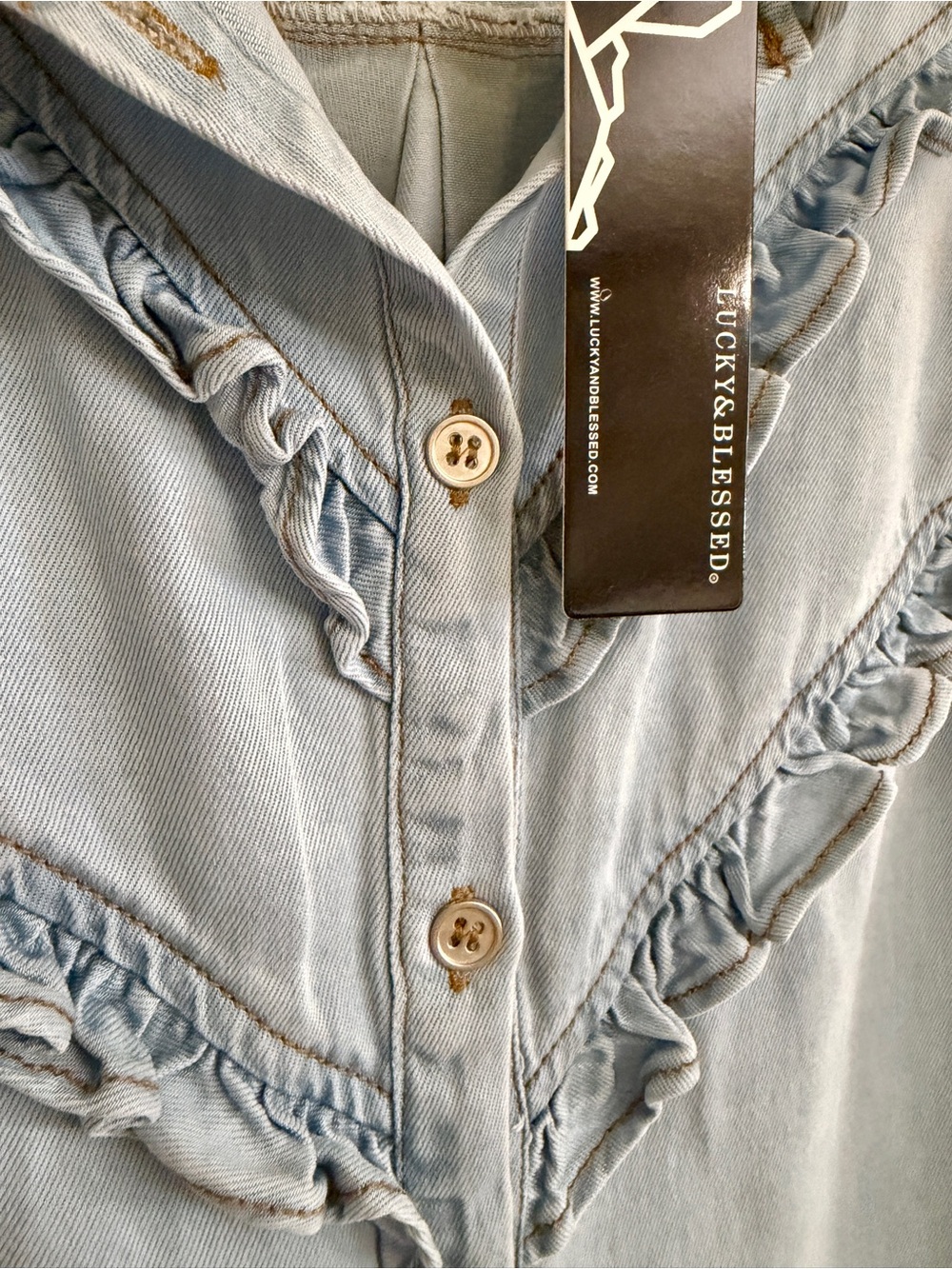 LUCKY & BLESSED, NWT, LIGHT-WASH DENIM BLOUSE. SIZE M - Picture 10 of 12
